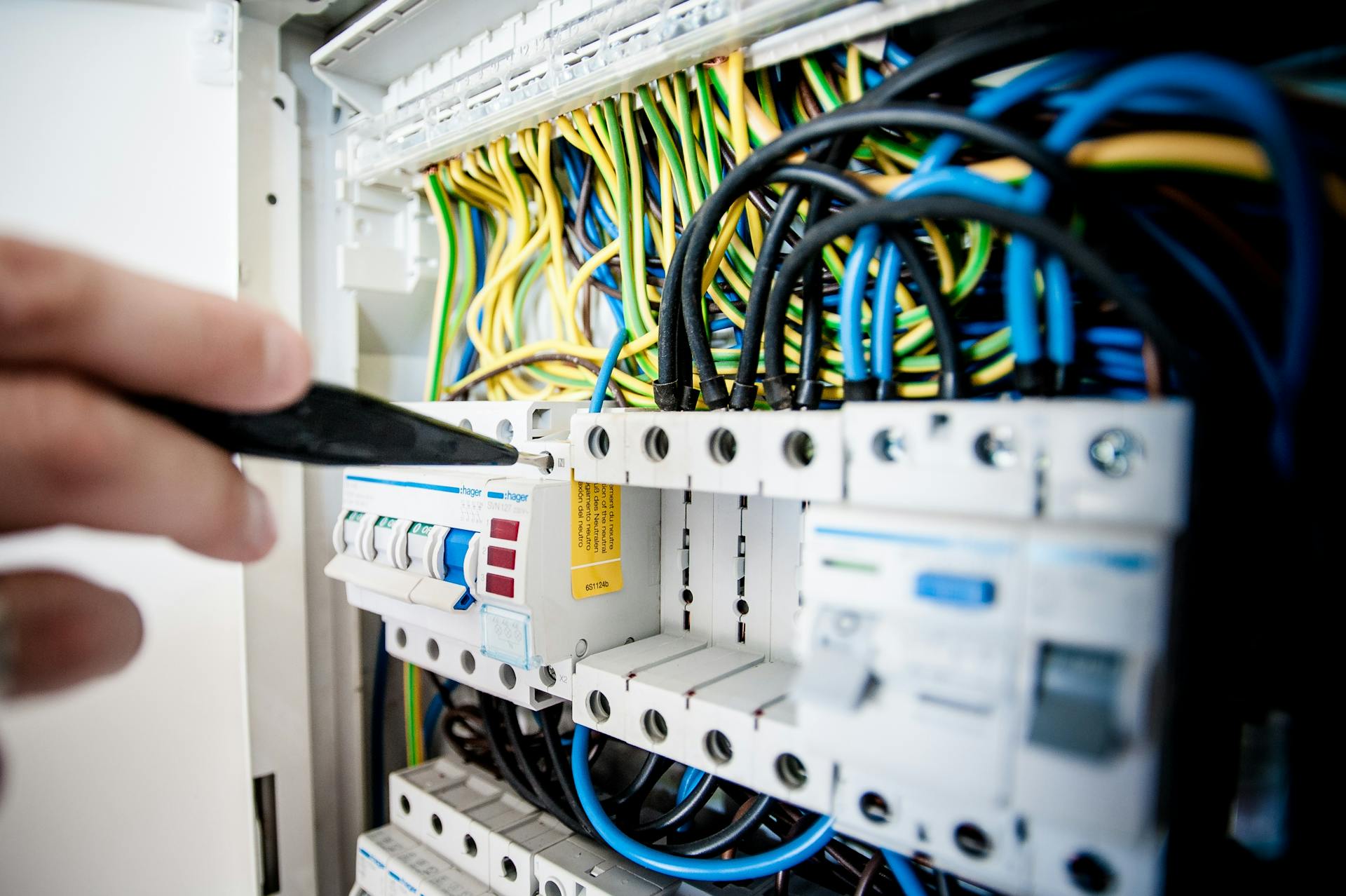 electricista trabajando